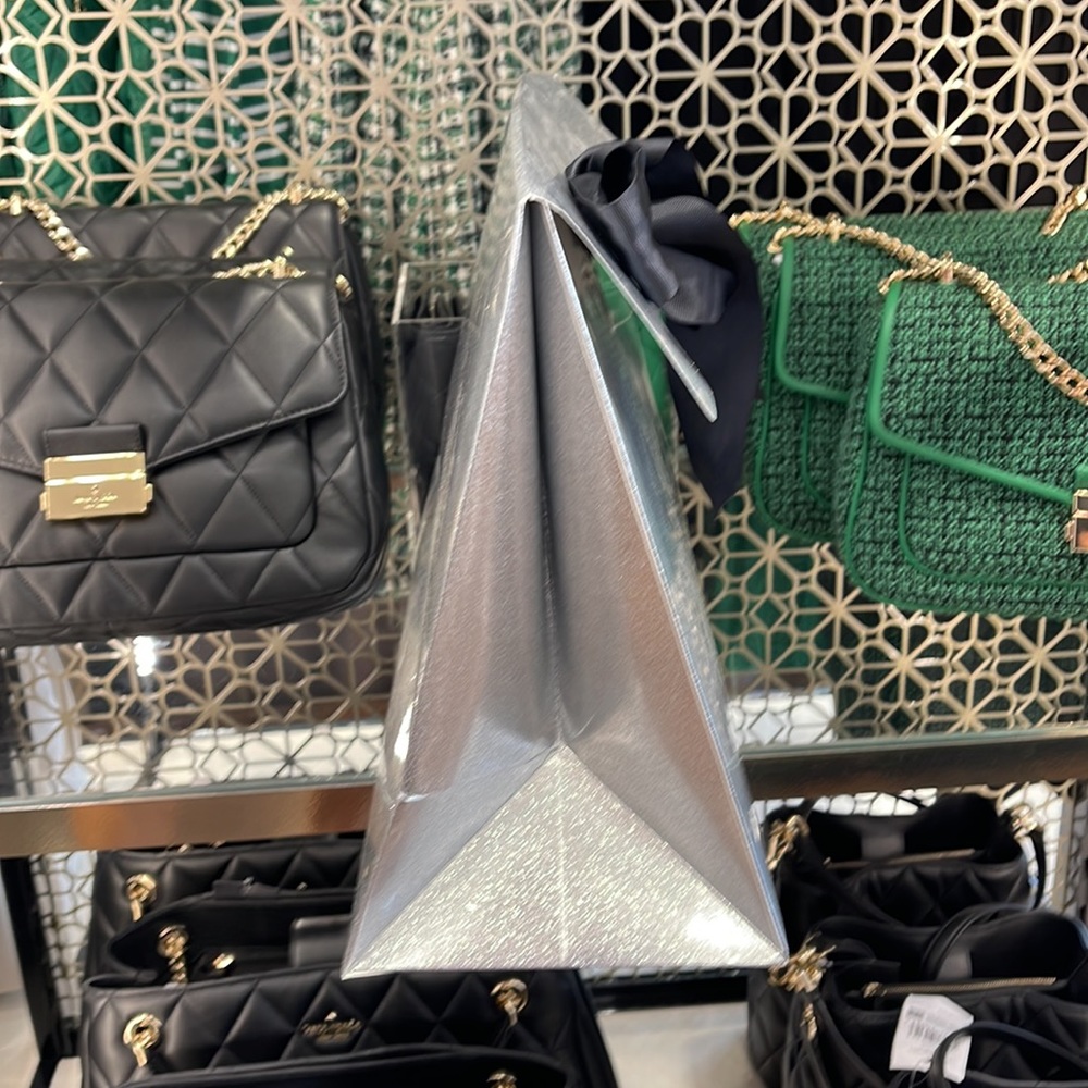Kate Spade Gift Bag
Glitter - Picture 11 of 16